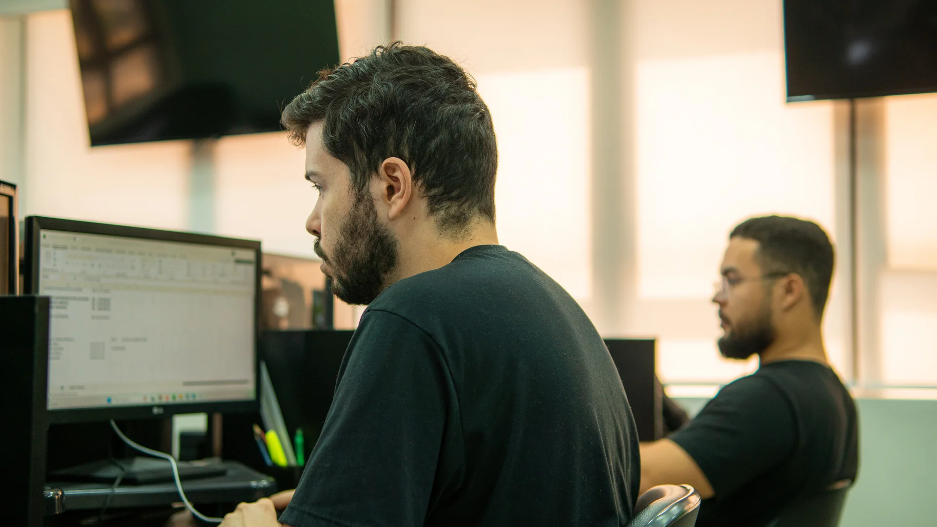 Profissionais em análise estratégica