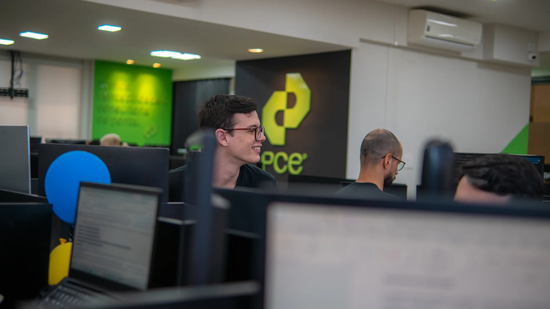 Equipe da PCE em ambiente de trabalho