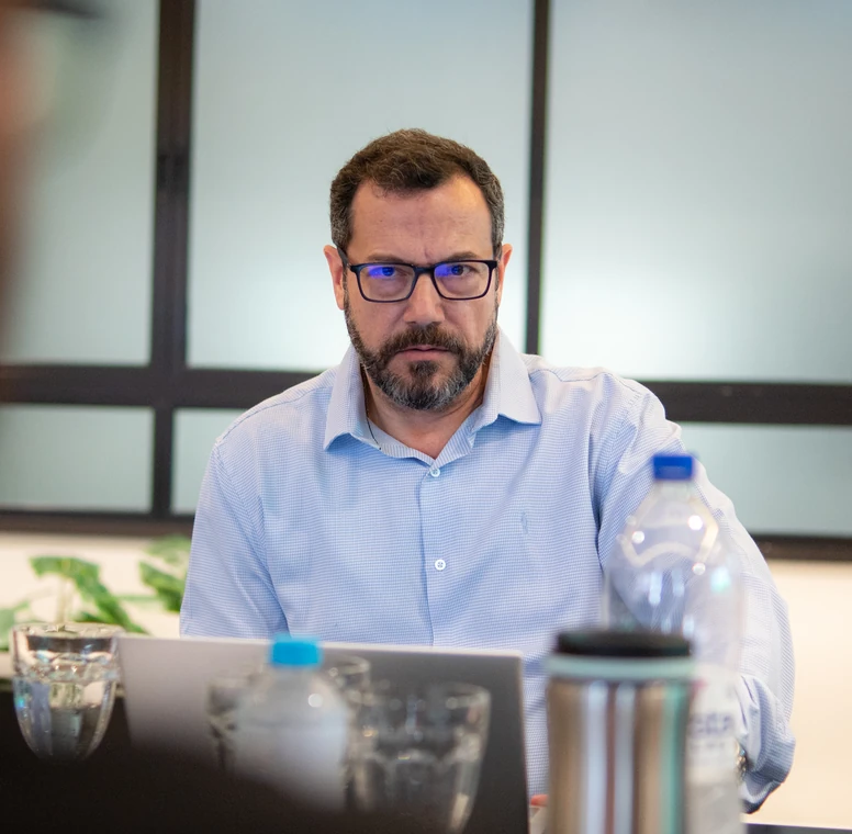 Consultor da PCE atento durante uma reunião