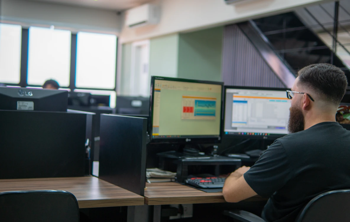 Profissional da PCE acompanha informações em dois monitores