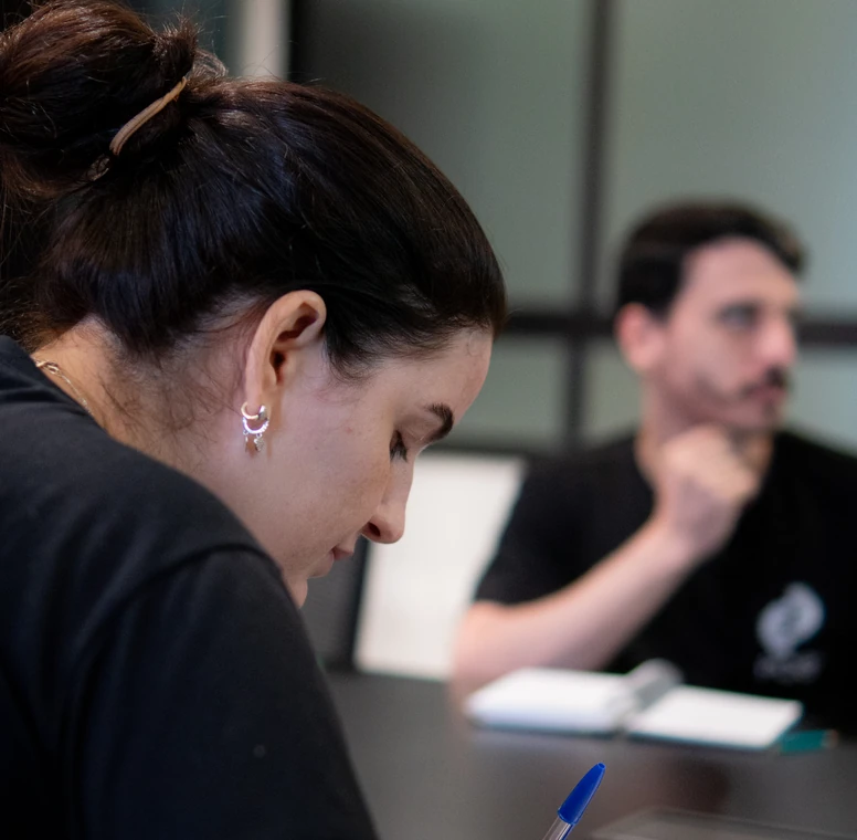 Profissional da PCE faz anotações durante uma reunião