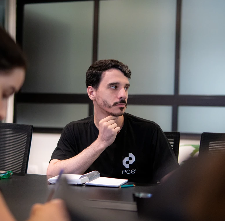 Consultor da PCE atento durante uma reunião