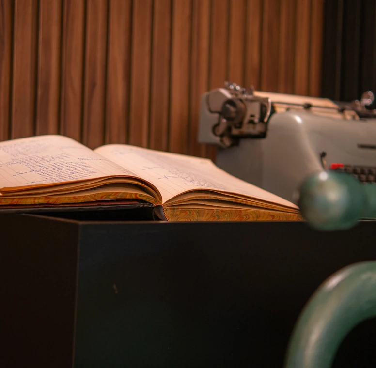 Livro contábil antigo e prensa de copiar do acervo da PCE