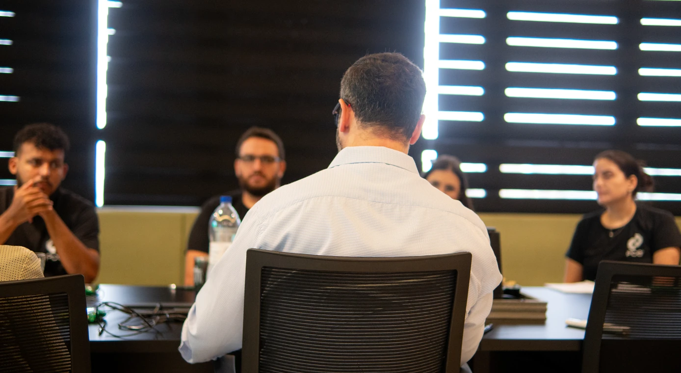 Líder da PCE conduz reunião com a equipe