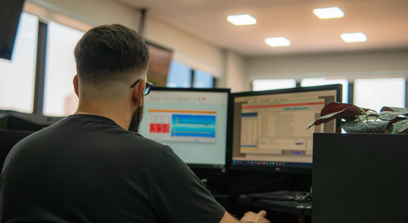 Profissional da PCE trabalha com dois monitores