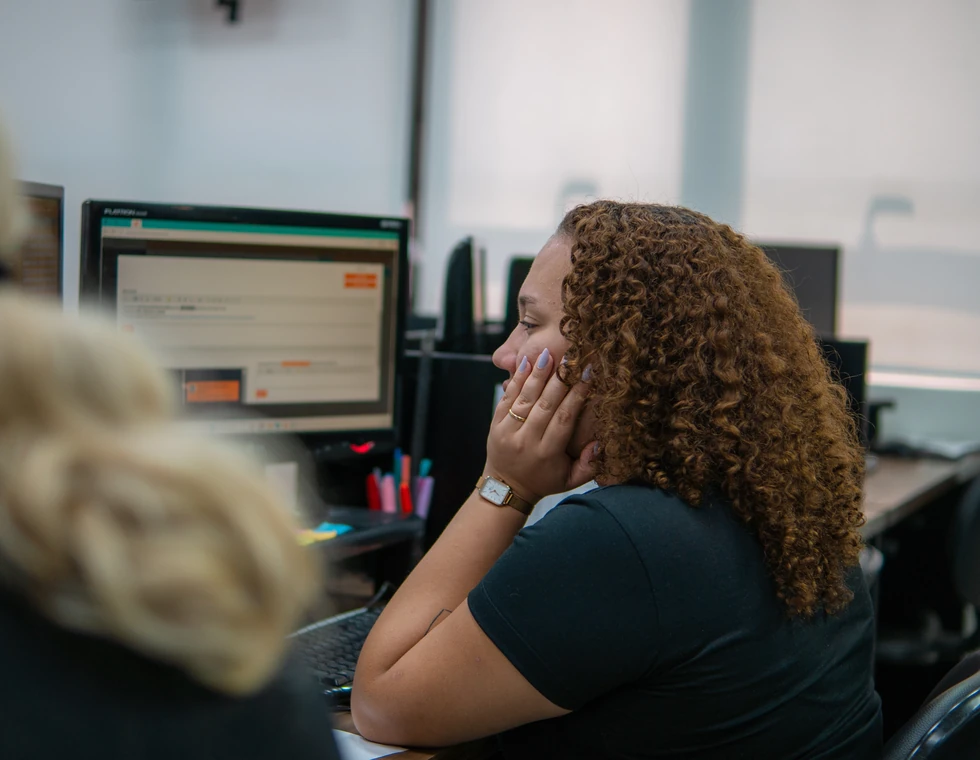 Profissional da PCE analisa informações no computador