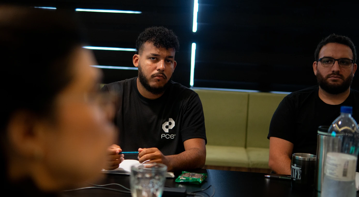 Profissionais da PCE atentos durante uma reunião