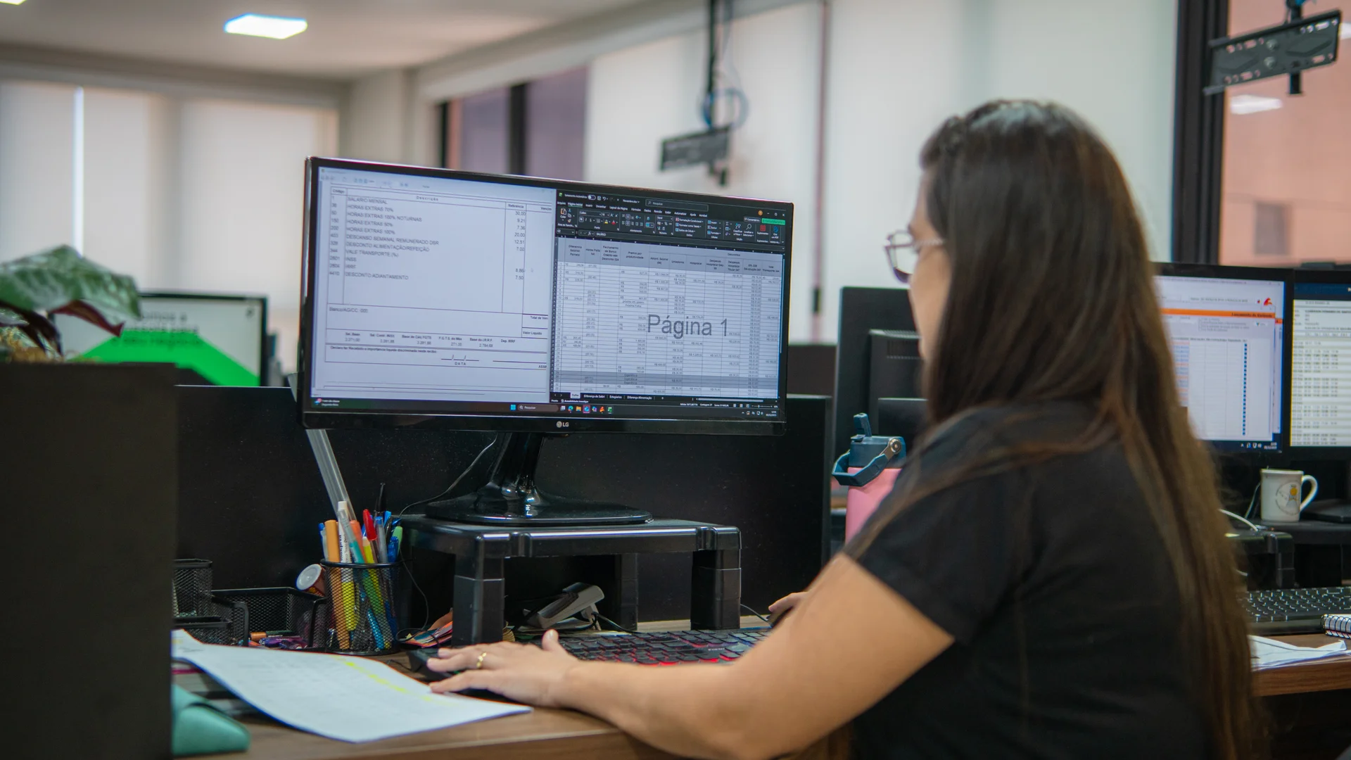 Profissional acompanhando informações financeiras