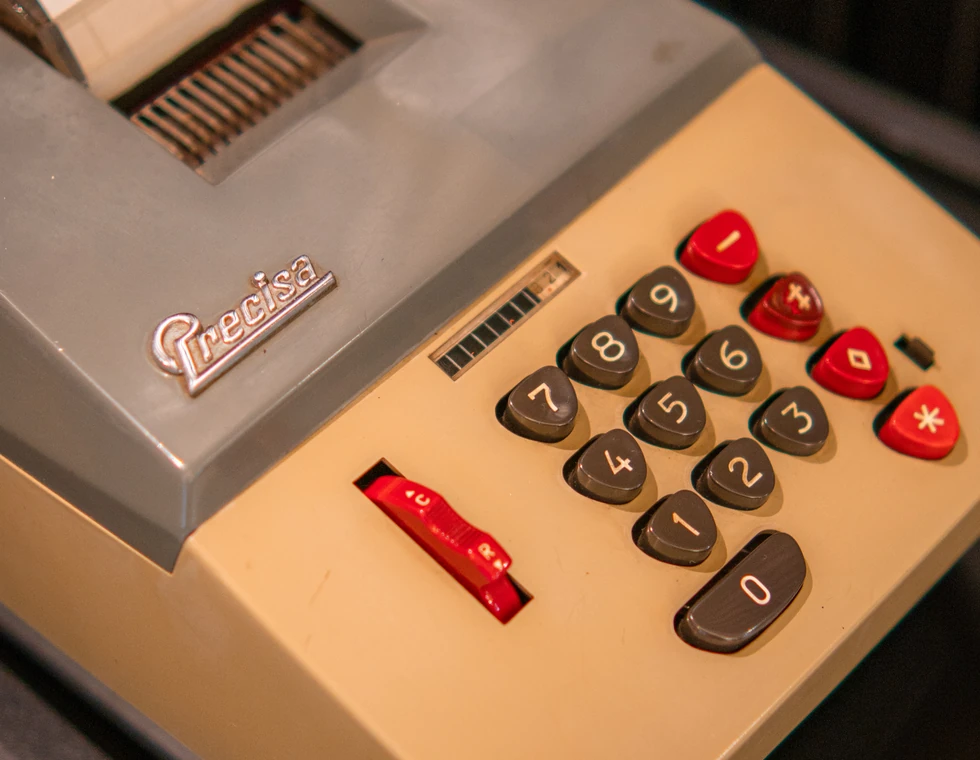 Calculadora antiga do acervo histórico da PCE