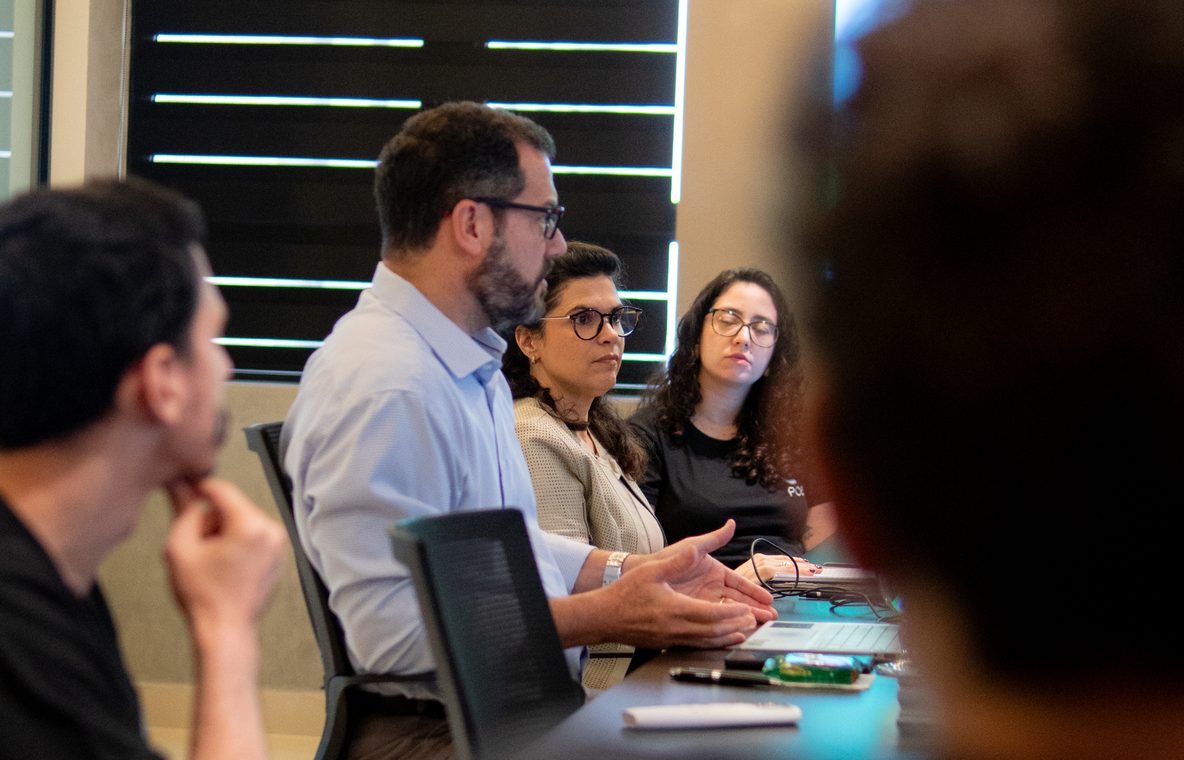 Profissionais da PCE em conversa durante reunião