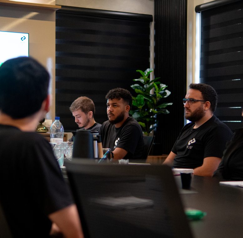 Equipe da PCE reunida em apresentação