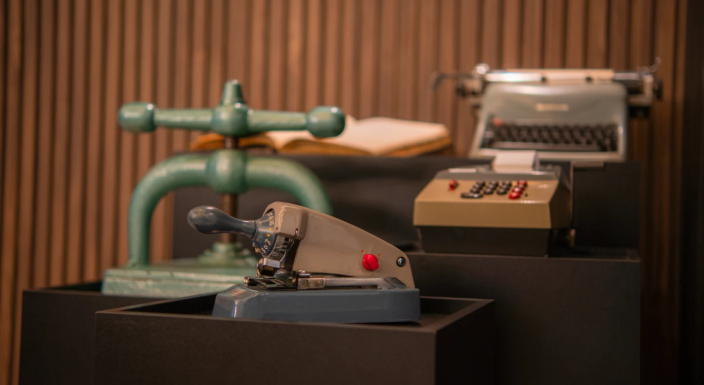Objetos históricos da PCE: prensa, calculadora e máquina de escrever