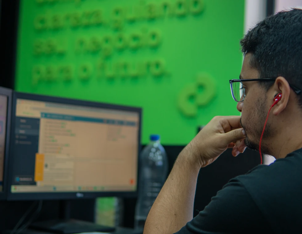 Profissional da PCE analisa informações no computador