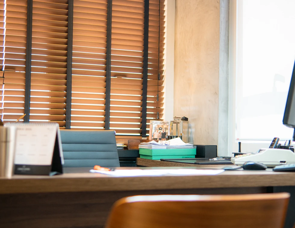 Sala reservada da PCE, com mesa de trabalho e persianas