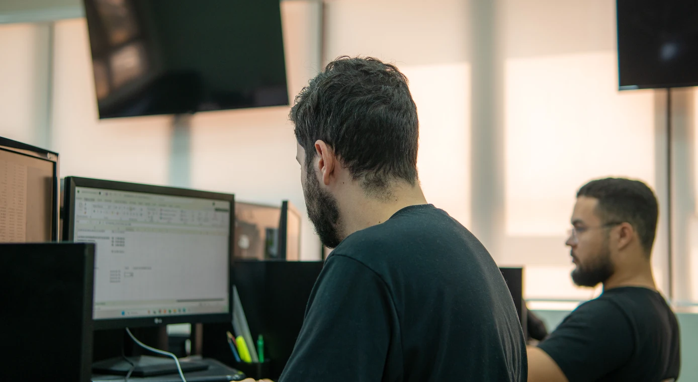 Profissional da PCE acompanha de perto o trabalho de um colega